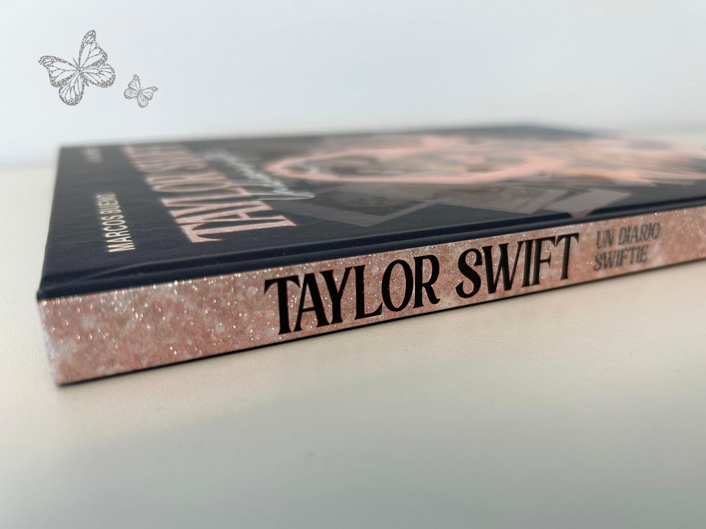 Taylor Swift: Un diario swiftie / Taylor Swift: A Swiftie Diary (Spanish Edition) [Hardcover] Bueno, Marcos and López, Laia